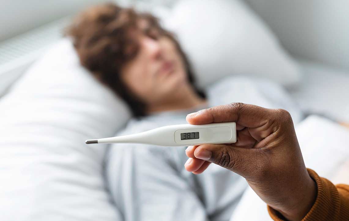 Dores e febre são sintomas comuns